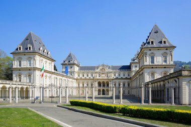 Güneşli bir günde Valentino kale, Piedmont, Turin, Italya açık mavi gökyüzü.