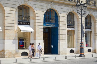 Paris 'te yer Vendome Louis Vuitton mağaza, güneşli bir yaz gününde geçen insanlar