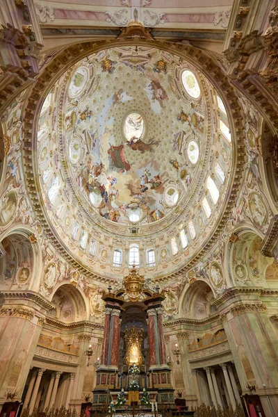 Santuario di Vicoforte cupola ellittica barocca con affreschi e Santa Maria antica pittura in Piemonte — Foto Stock