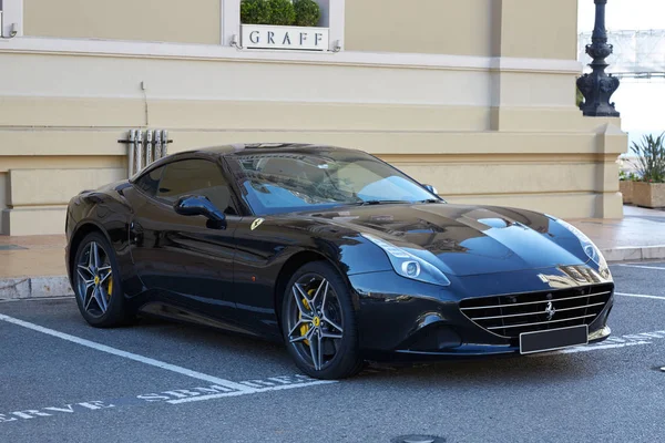 Ferrari Califórnia carro de luxo preto em um dia de verão em Monte Carlo, Mônaco . — Fotografia de Stock