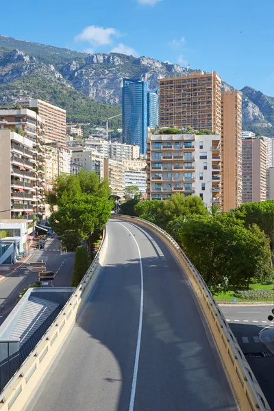 Monako 'da güneşli bir yaz gününde Monte Carlo boş Flyover sokak ve gökdelenler