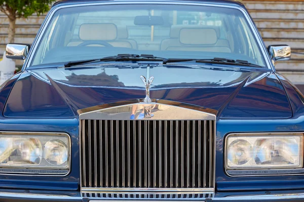 Rolls Royce luxo azul carro vista frontal em um dia de verão em Monte Carlo, Mônaco . — Fotografia de Stock