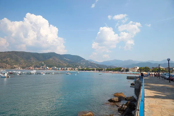 Sestri Levante Körfezi ve Italya 'da güneşli bir yaz gününde görmek