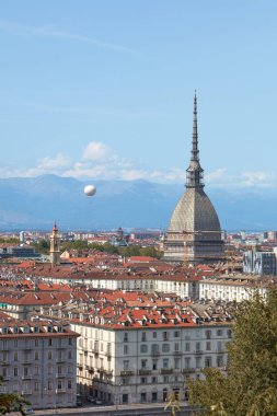 İtalya'da güneşli bir yaz gününde Torino çatıları üzerinde Köstebek Antonelliana kule ve sıcak hava balonu