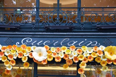Guerlain kozmetik lüks mağaza işareti avenue Montaigne Paris, Fransa.