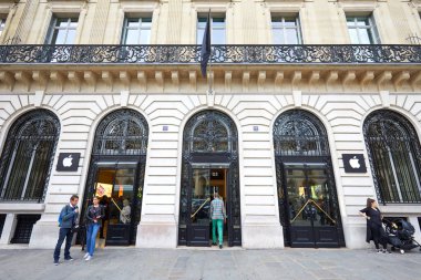 Paris, Fransa'da insanlar ve bina cephe ile Apple mağaza dış.