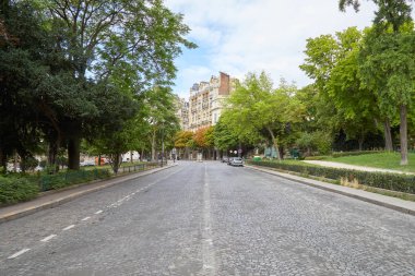 Fransa'da bahçe ve antik binalar ile Paris'te Boş sokak