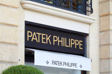 Paris'te yerine Patek Philippe lüks mağaza işareti Vendome, Fransa.