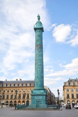 Paris, Fransa'da yaz aylarında Place Vendome ve sütun.