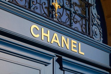 Paris'te yerine Vendome mavi kapı Chanel lüks mağaza işareti, Fransa.