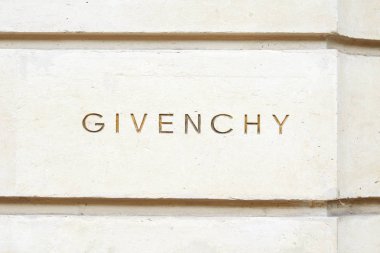 Givenchy, lüks moda logosu Paris, Fransa'da Avenue George V taşoyulmuş.