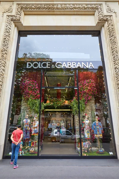 Luxusní prodejna módy Dolce a Gabbana na Avenue Montaigne v Paříži, Francie. — Stock fotografie