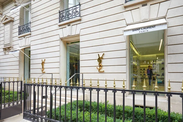 Yves Saint Laurent mode lyxbutik i avenyn Montaigne i Paris, Frankrike. — Stockfoto
