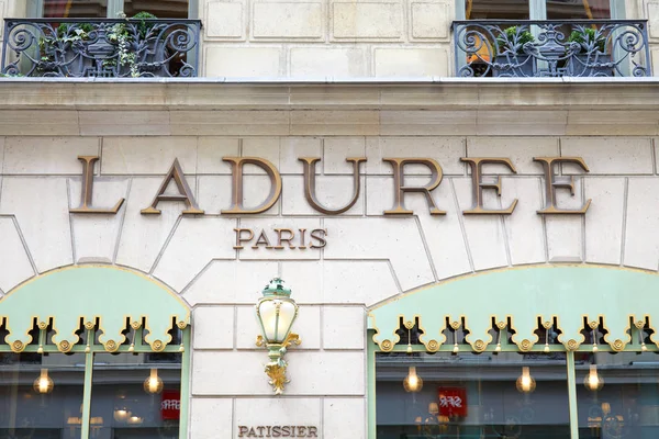 Sinal de loja de confeitaria famosa Laduree em Paris, França . — Fotografia de Stock