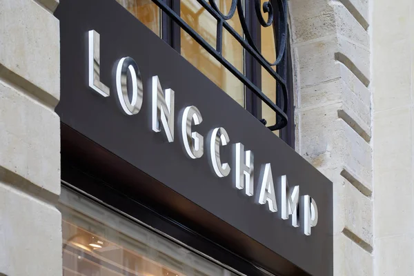 Longchamp divat luxus áruház jel Párizsban, Franciaországban. — Stock Fotó