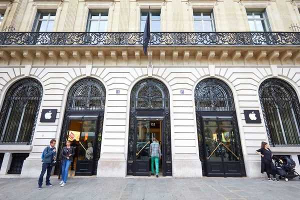 Apple Store екстер'єр з людьми та будівельний фасад в Парижі, Франція. — стокове фото