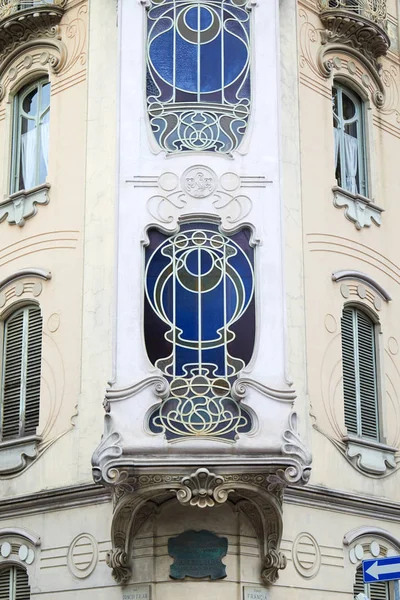 Art Nouveau edifício villa Fenoglio Lafleur arco janela detalhe com decorações florais em Turim, Itália — Fotografia de Stock