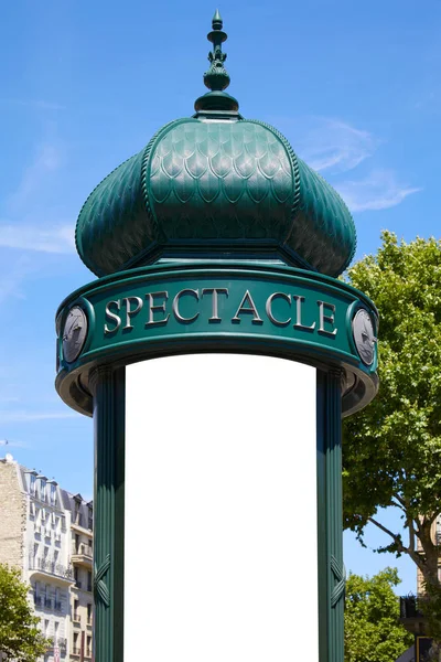 Typická zelená reklamní kolona nebo Morris kolona s prázdným prostorem v Paříži za slunného letního dne ve Francii — Stock fotografie