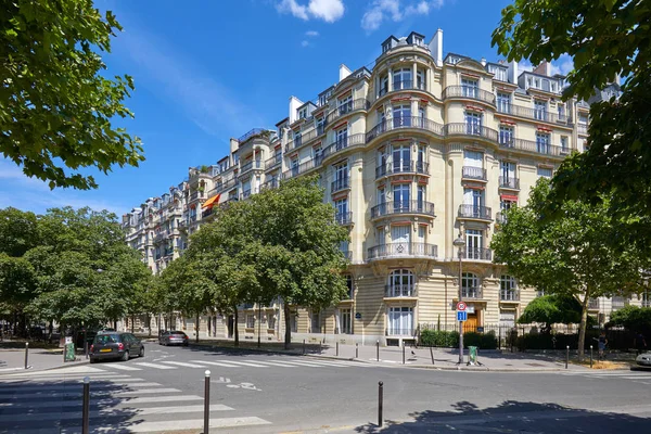 Antigos edifícios de luxo fachada e rua vazia com árvores em um dia ensolarado de verão em Paris, França — Fotografia de Stock