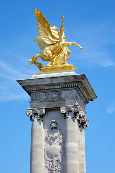 Золотая статуя Александра III с крылатой лошадью и колонной в солнечный летний день, голубое небо в Париже, Франция . — стоковое фото