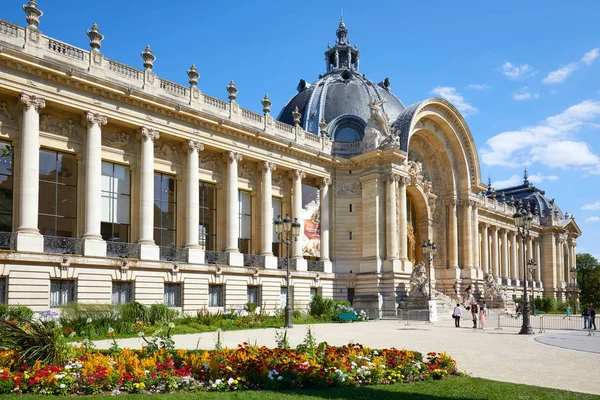 Edificio Petit Palais y colorido parterre en un soleado día de verano, cielo azul claro en París, Francia . — Foto de Stock