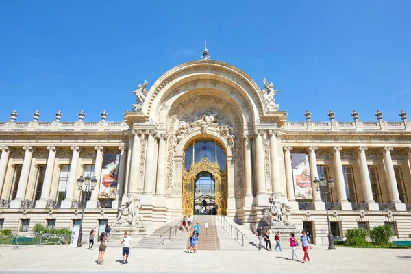 小皇宫大楼和人们走在阳光明媚的夏日，在法国巴黎的蓝天. — 图库照片