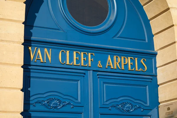 Magasin de luxe Van Cleef et Arpels en place Vendôme à Paris, France . — Photo