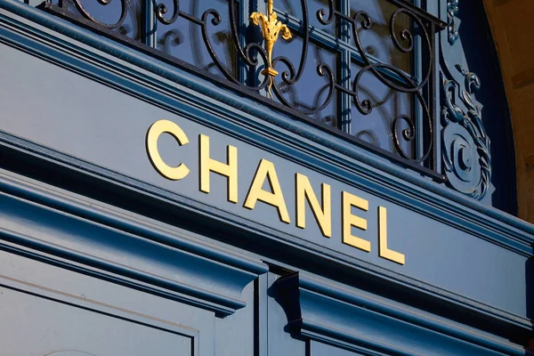 Značka pro luxusní obchod Chanel na modrých dveřích na Place Vendome v Paříži, Francie. — Stock fotografie