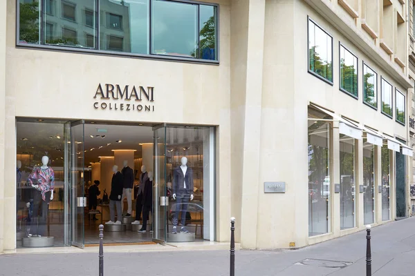 Tienda de lujo de moda Armani Collezioni en París, Francia . — Foto de Stock