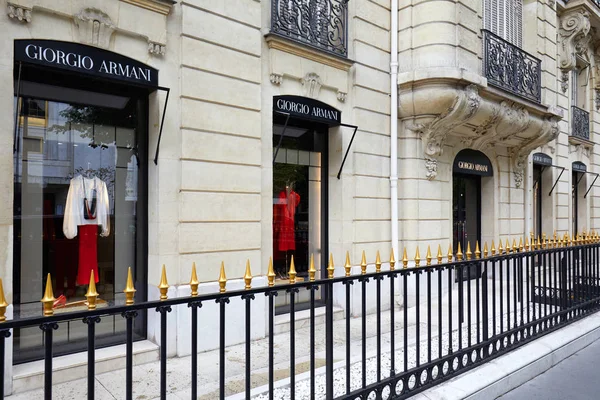 Giorgio Armani fashion luxury store in avenue Montaigne in Paris, Francia . — Foto de Stock