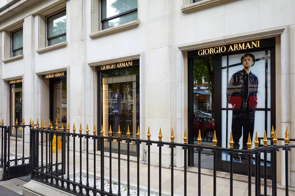 Giorgio Armani módní prodejna na Avenue Montaigne v Paříži, Francie. — Stock fotografie