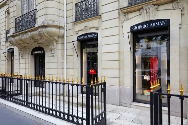 Giorgio Armani fashion luxury store in avenue Montaigne in Paris, Francia . — Foto de Stock