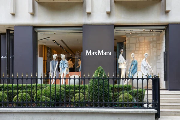 Πολυτελές κατάστημα μόδας Max Mara στη λεωφόρο Μονταέιν στο Παρίσι, Γαλλία. — Φωτογραφία Αρχείου