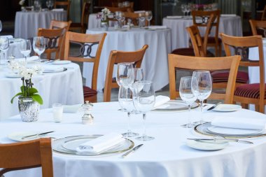 Yaz aylarında açık lüks restoran masa ve sandalyeler