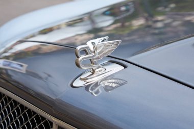 Monte Carlo, Monako bir yaz gününde Bentley gri lüks araba gümüş logosu.