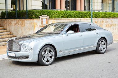 Monte Carlo, Monako bir yaz gününde Bentley gri lüks araba.