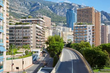 Monte Carlo boş flyover sokak ve gökdelenler, Monako güneşli bir yaz gününde sabah kimse