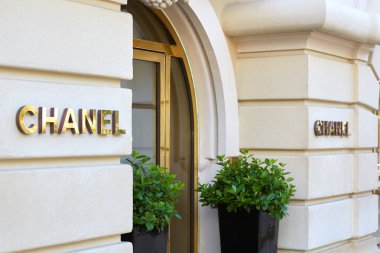 Monte Carlo, Monako altın işareti ile Chanel moda ve takı lüks mağaza girişi.