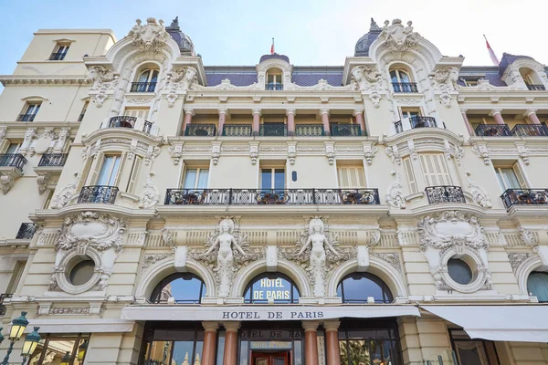 Hotel de Paris, hotel de luxo em um dia de verão em Monte Carlo, Mônaco . — Fotografia de Stock