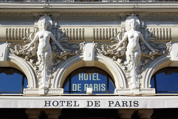 Hotel de Paris, edifício de hotel de luxo, detalhes sculpures e assinar em um dia de verão em Monte Carlo, Mônaco . — Fotografia de Stock