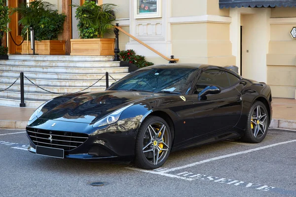 Ferrari Califórnia carro de luxo preto em um dia de verão em Monte Carlo, Mônaco . — Fotografia de Stock