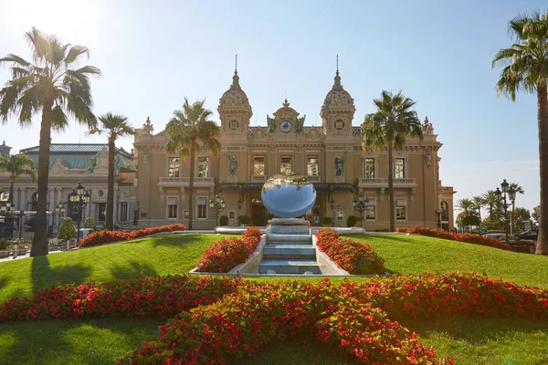 Edifício antigo Casino em um dia ensolarado de verão em Monte Carlo, Mônaco . — Fotografia de Stock