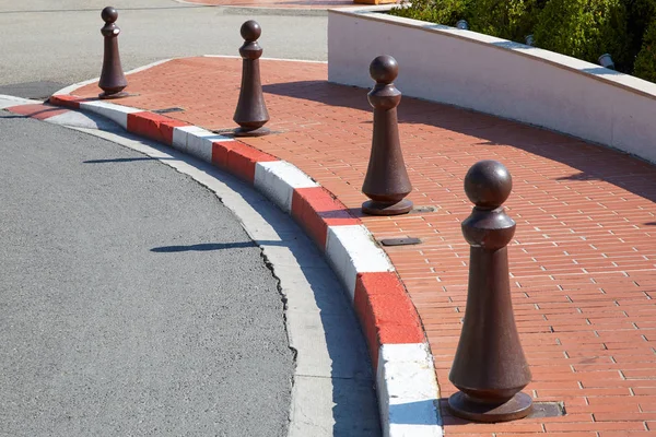 Curva de la calle Monte Carlo con la fórmula uno signos rojos y blancos en un soleado día de verano en Monte Carlo, Mónaco . — Foto de Stock