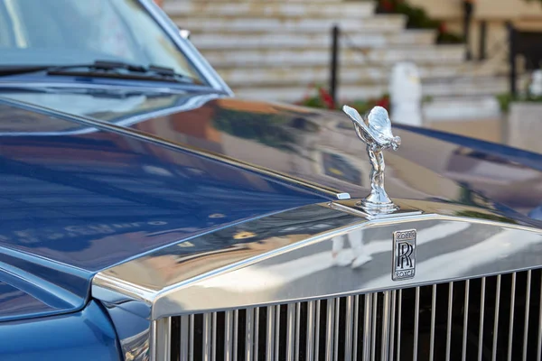 Rolls Royce luxusní modré auto, stříbrné logo a sochy v letním dni v Monte Carlo, Monako. — Stock fotografie