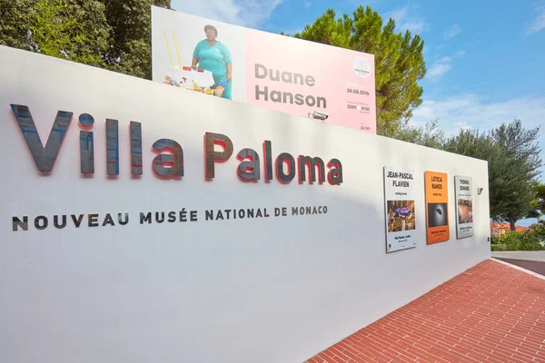 Monte Carlo, Monako bir yaz gününde Villa Paloma çağdaş sanat müzesi işareti ve Duane Hanson sergi billboard. — Stok fotoğraf