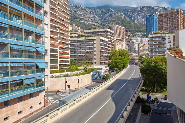 Vuelo a Monte Carlo y edificios de lujo y rascacielos en un soleado día de verano en Monte Carlo, Mónaco . — Foto de Stock