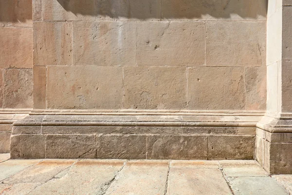 Antigua pared de piedra con molduras y fondo de suelo a la luz del sol, nadie —  Fotos de Stock