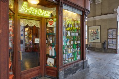 Cuneo, İtalya bir yaz gününde Arione antik pastane ve kafe girişi.