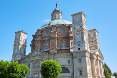 Piedmont, İtalya güneşli bir yaz gününde yeşil ağaçlar ile Vicoforte kilise Sanctuary