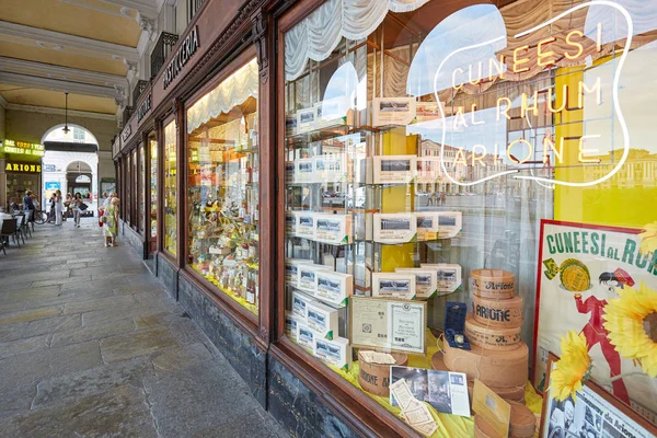 Starověký cukrárna Arione, okna a lidé v letním dnu v Cuneo, Itálie. — Stock fotografie